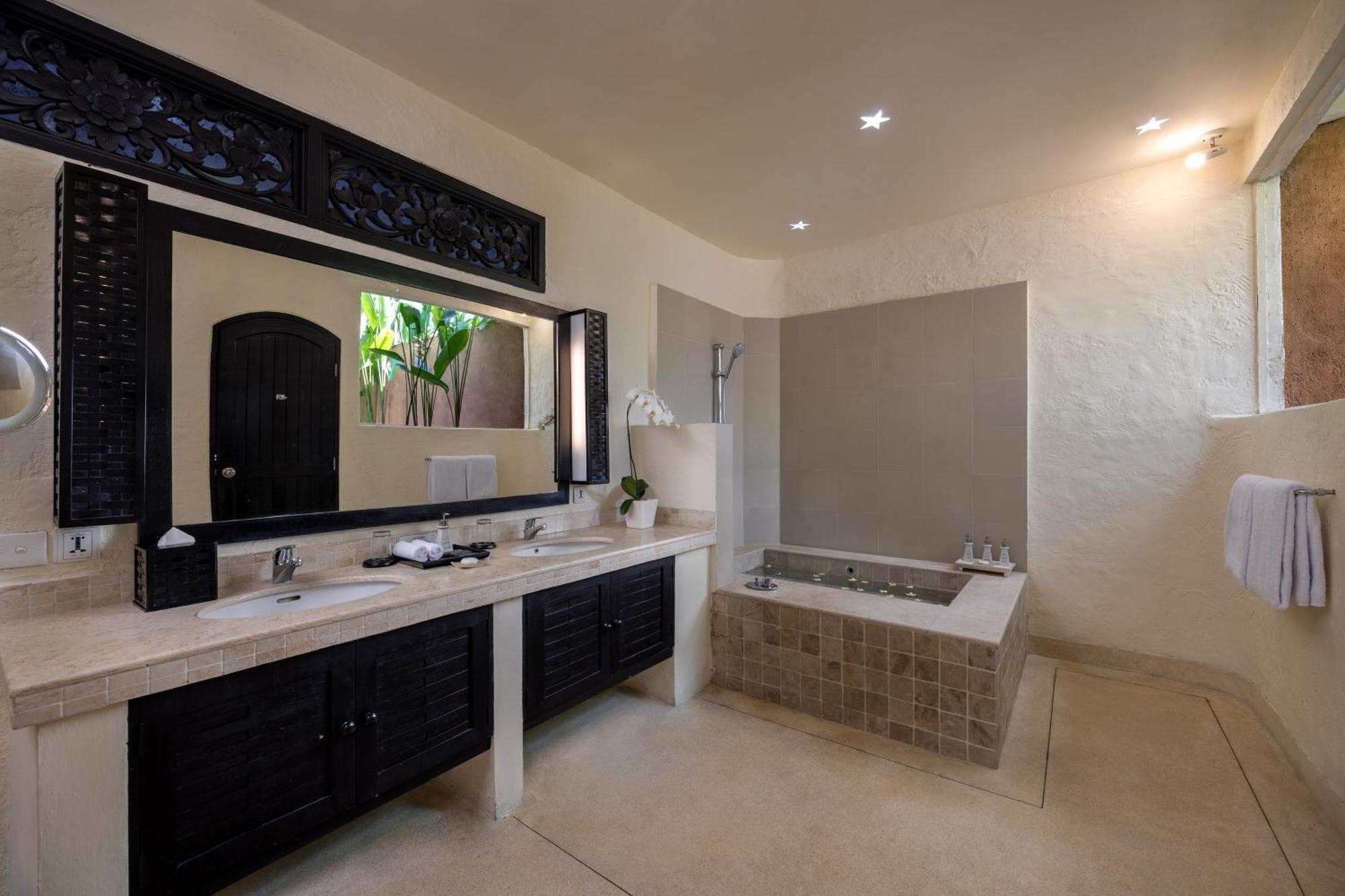Nine-Bedroom Villa with Private Pool (Connecting Three Units of Three-Bedroom Villa with Private Pool)